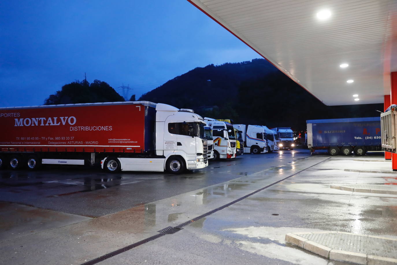 Las intensas nevadas obligaron a cerrar el tráfico en la principal vía de comunicación entre Asturias y la meseta, por lo que muchos camioneros, sin opción tampoco a conducir por Pajares, se quedaron tirados.