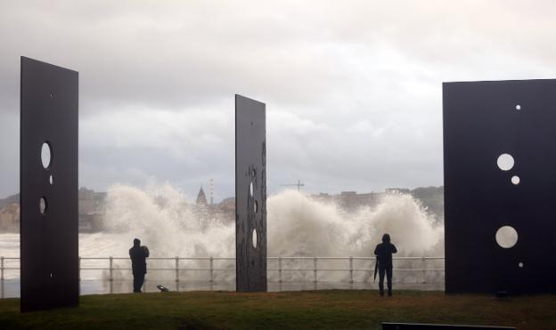 Gijón. La mar rompía ayer con fuerza en las inmediaciones de Casablanca, junto a la escultura 'Sombras de luz'. 