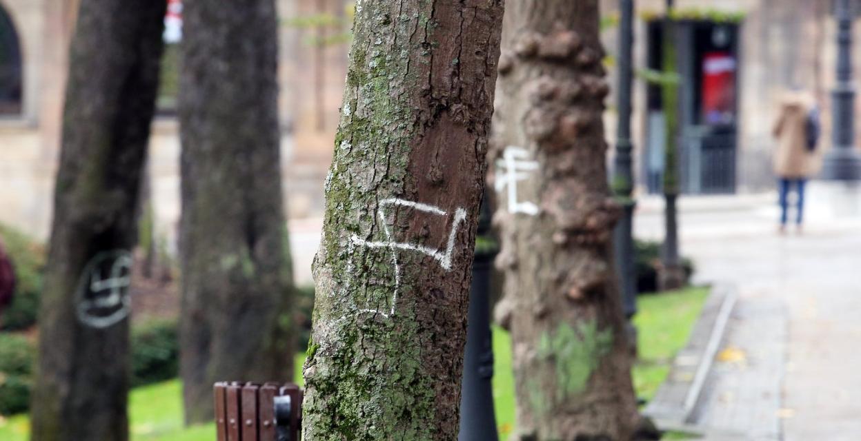 Las tres esvástivas nazis pintadas en los árboles del Campo de San Francisco. 