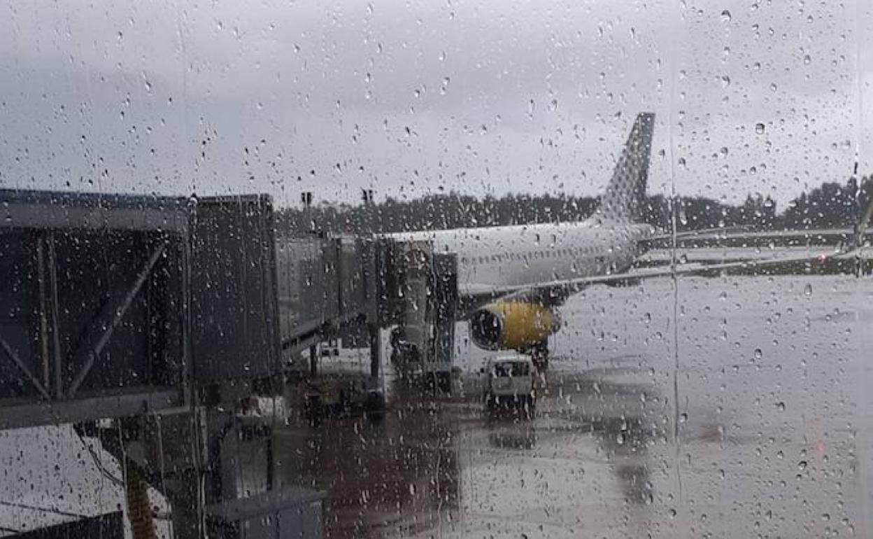 El avión afectado, en el aeropuerto de Asturias.