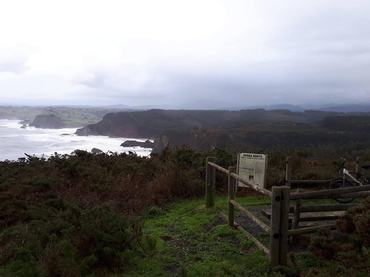 Recorremos una de las rutas costeras más espectaculares del litoral asturiano, situada entre la Playa de Arnao y San Juan de la Arena.