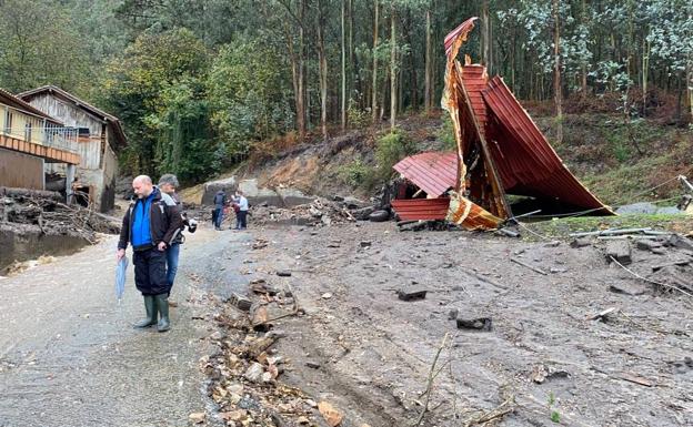 Temporal en Asturias | Dos argayos causan daños en una casa y destrozan una nave en Salas