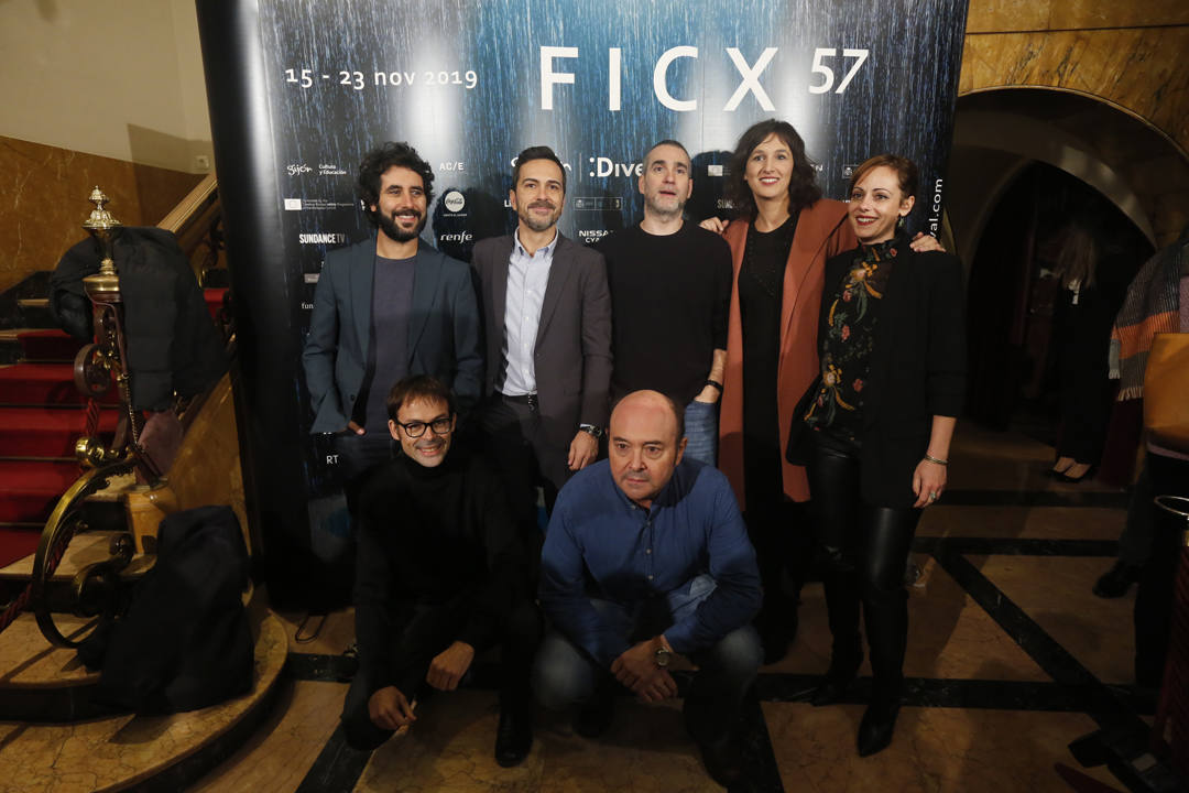 Ernesto Alterio, Quim Gutiérrez, Clara Lago y Montxo Armendáriz son algunos de los rostros conocidos de la gran pantalla que se han dado cita en Gijón con motivo del Festival Internacional de Cine de Xixón, cuya gala inaugural se ha celebrado en el Teatro Jovellanos.