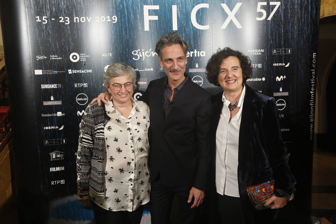 Ernesto Alterio, Quim Gutiérrez, Clara Lago y Montxo Armendáriz son algunos de los rostros conocidos de la gran pantalla que se han dado cita en Gijón con motivo del Festival Internacional de Cine de Xixón, cuya gala inaugural se ha celebrado en el Teatro Jovellanos.