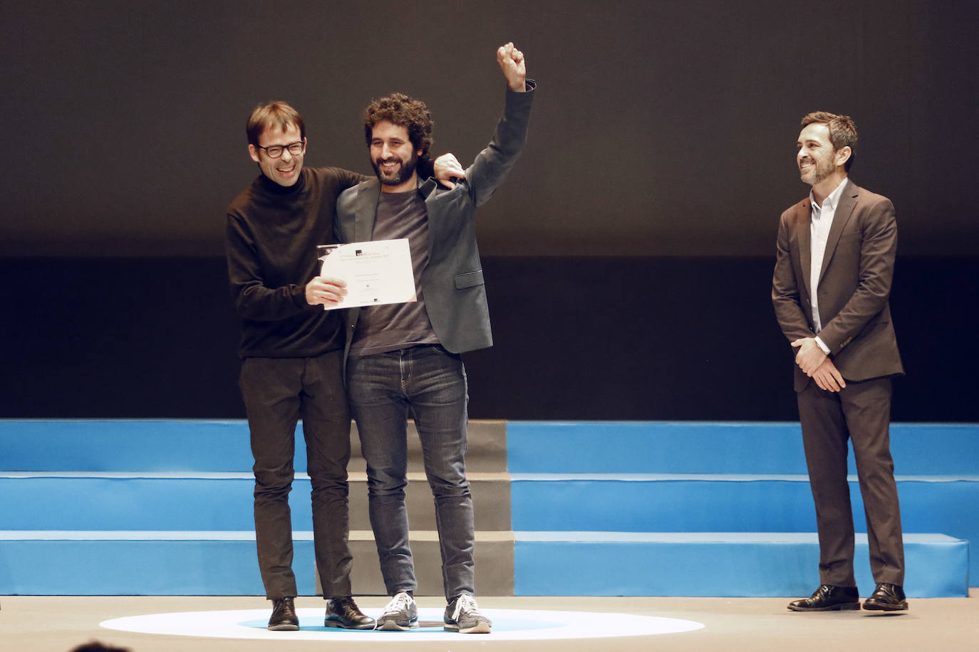 Ernesto Alterio, Quim Gutiérrez, Clara Lago y Montxo Armendáriz son algunos de los rostros conocidos de la gran pantalla que se han dado cita en Gijón con motivo del Festival Internacional de Cine de Xixón, cuya gala inaugural se ha celebrado en el Teatro Jovellanos.