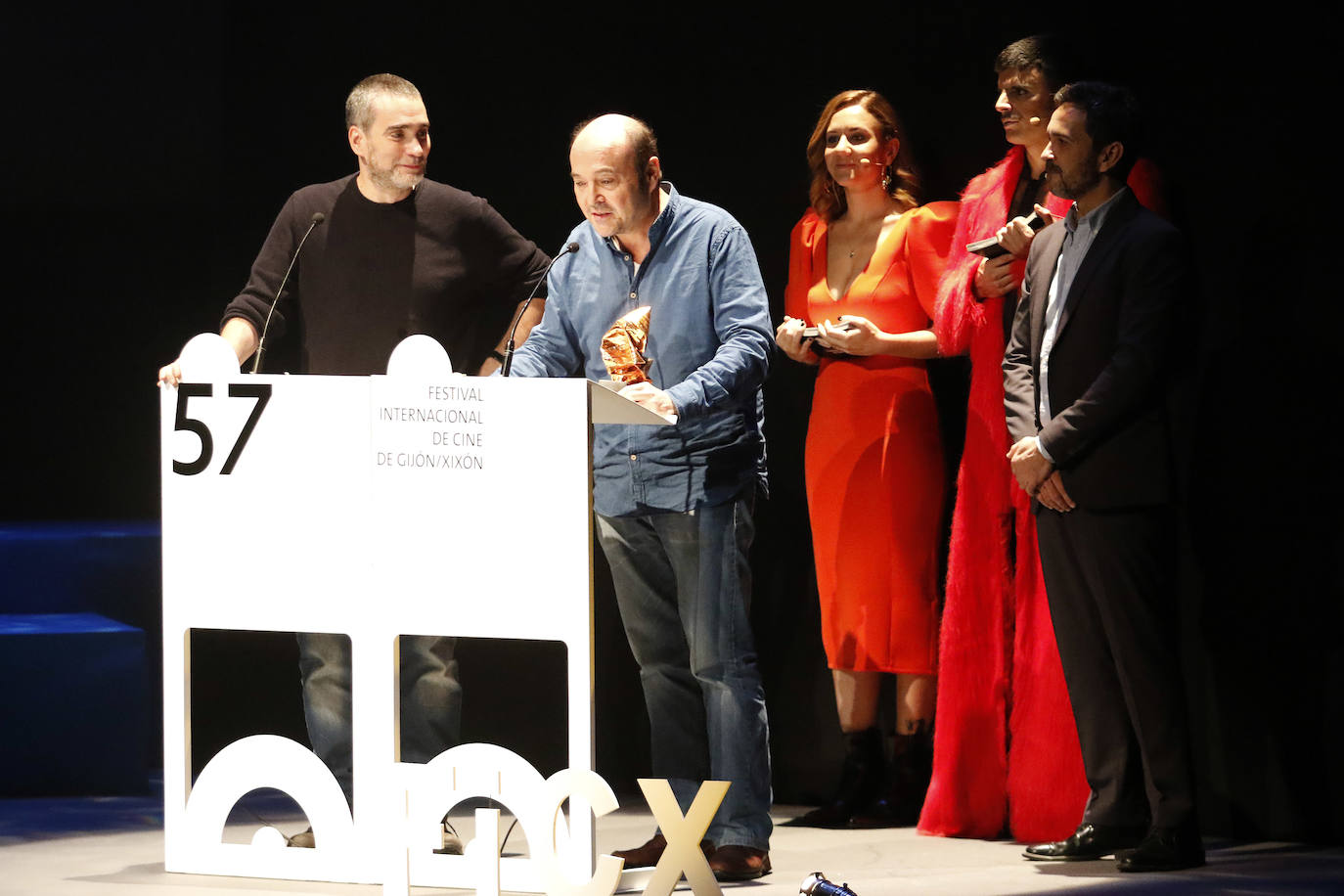 Ernesto Alterio, Quim Gutiérrez, Clara Lago y Montxo Armendáriz son algunos de los rostros conocidos de la gran pantalla que se han dado cita en Gijón con motivo del Festival Internacional de Cine de Xixón, cuya gala inaugural se ha celebrado en el Teatro Jovellanos.