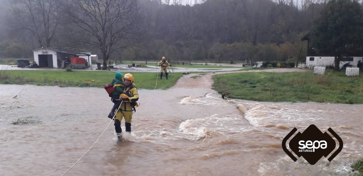 Una familia rescatada por la amenaza de crecida del río Piloña, el colegio de Villamayor obligado a suspender las clases por las fuertes lluvias y árboles caídos sobre las vías son algunas de las incidencias del temporal en el Oriente. 