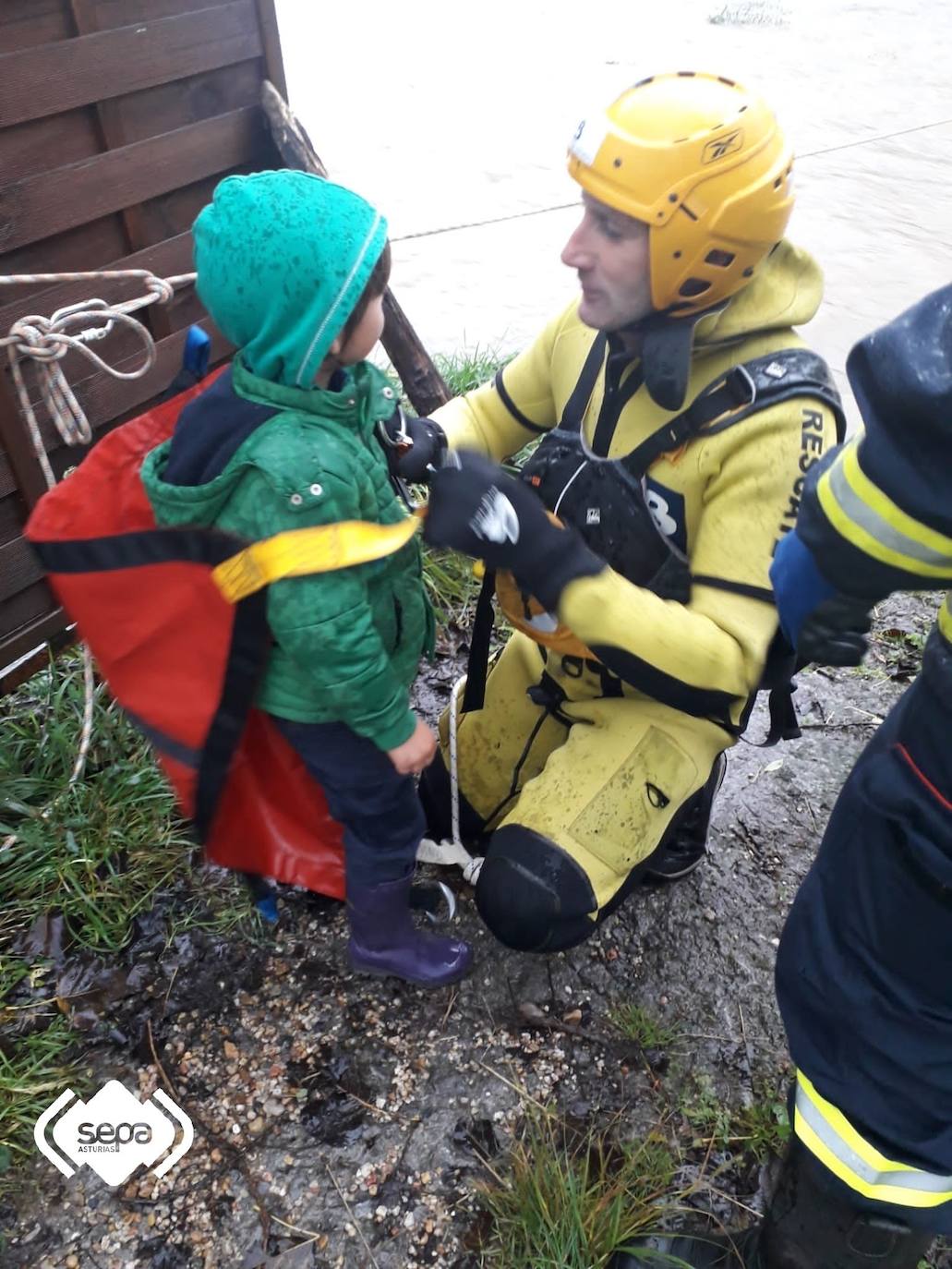 Una familia rescatada por la amenaza de crecida del río Piloña, el colegio de Villamayor obligado a suspender las clases por las fuertes lluvias y árboles caídos sobre las vías son algunas de las incidencias del temporal en el Oriente. 