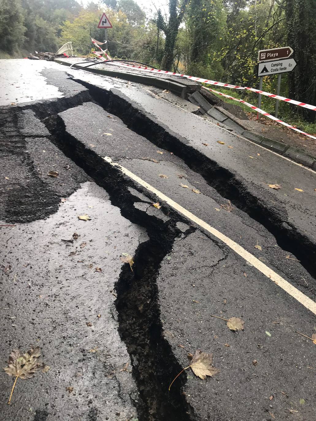 Así ha quedado la carretera que comunica Colunga y Lastres tras el temporal