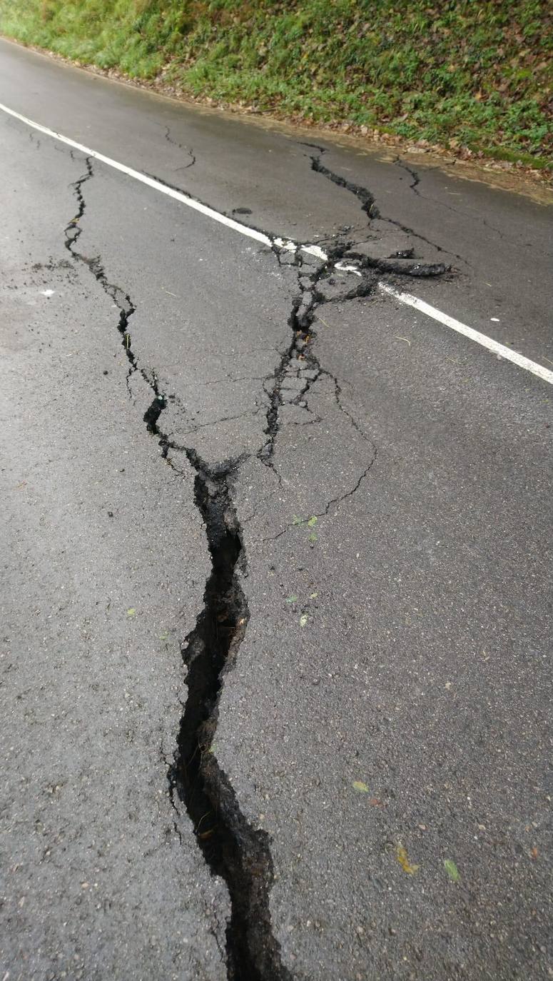 Así ha quedado la carretera que comunica Colunga y Lastres tras el temporal