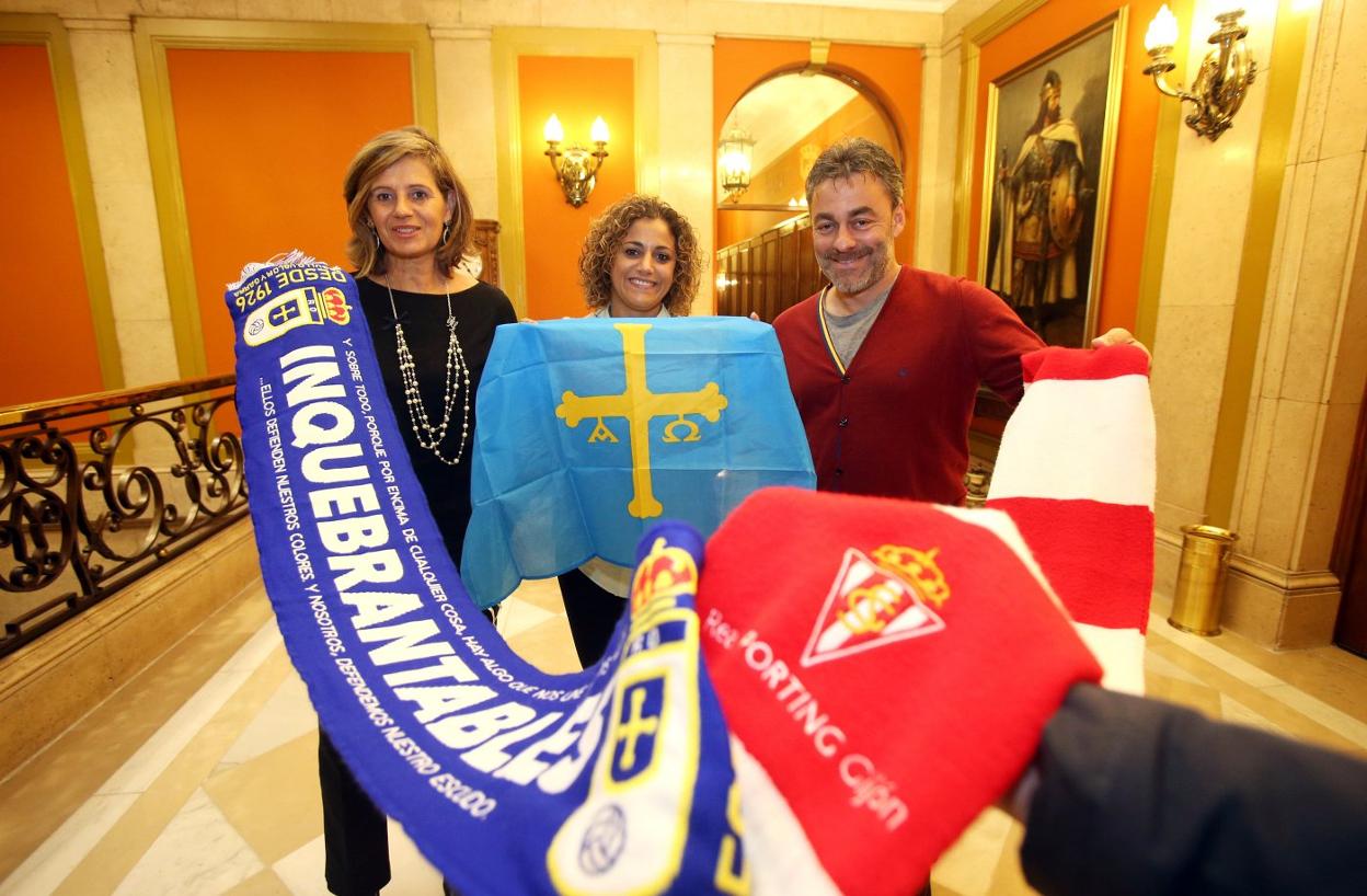 Conchita Méndez, Beatriz Álvarez y José Ramón Tuero, en el Ayuntamiento de Oviedo, con las bufandas y la bandera asturiana. 