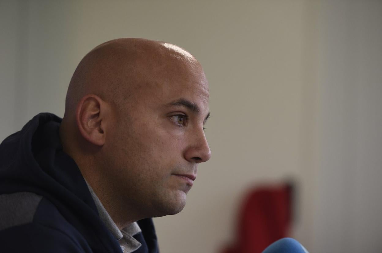 Javi Rozada, durante la comparecencia ante los medios, ayer, tras el entrenamiento. 