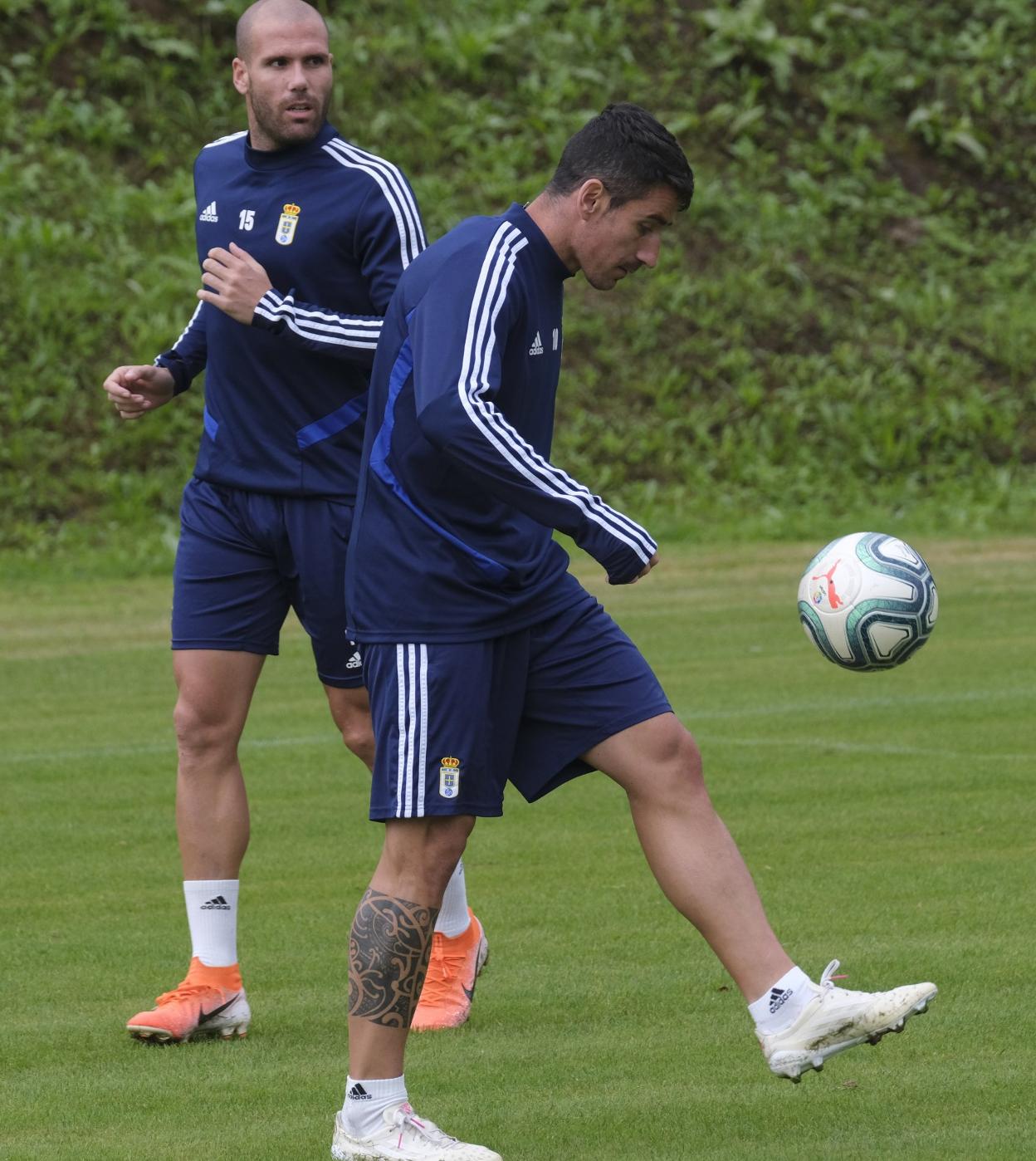 Saúl Berjón, en un entrenamiento, toca el balón junto a Ortuño. 