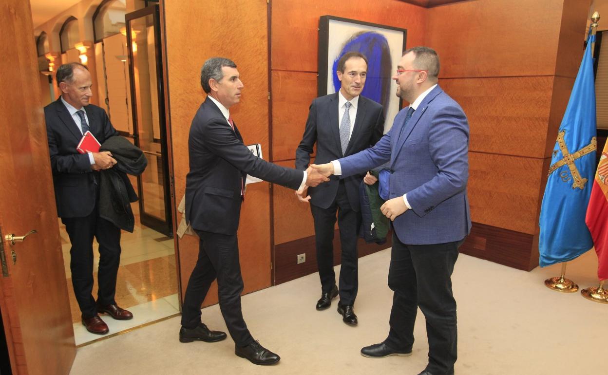 Rui Teixeira saluda a Adrián Barbón en presencia de Javier Sáenz de Jubera y Manuel Menéndez. 