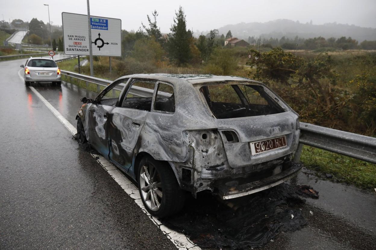 Coche calcinado en el ramal de la A-8 hacia Quintes. :: JOSÉ SIMAL