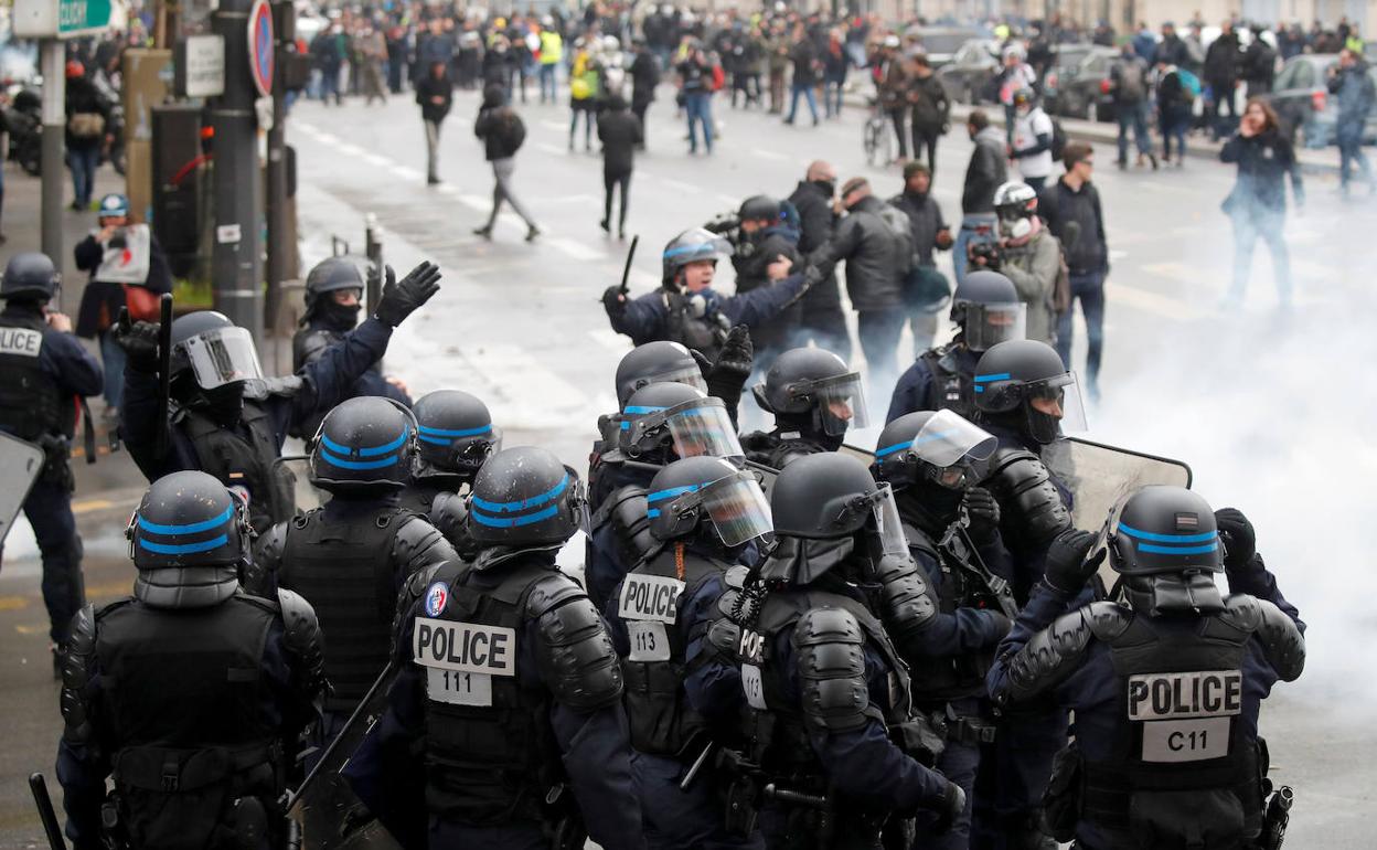 Enfrentamientos entre la Policía y los chalecos amarillos. 