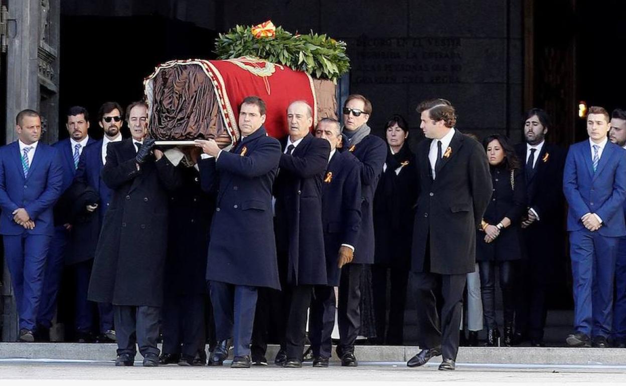 Los nietos de Francisco Franco sacan a hombros los restos mortales del ex jefe del Estado de la basílica del Valle de los Caídos.