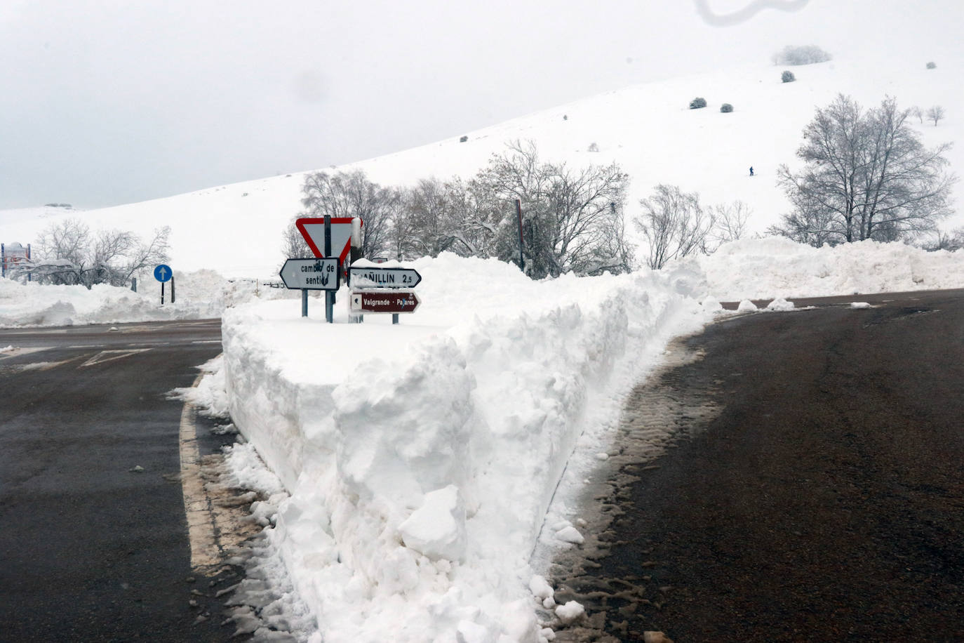 Las nevadas siguen siendo protagonistas en Pajares y en Tarna, que se ha quedado sin luz y sin señal de televisión.