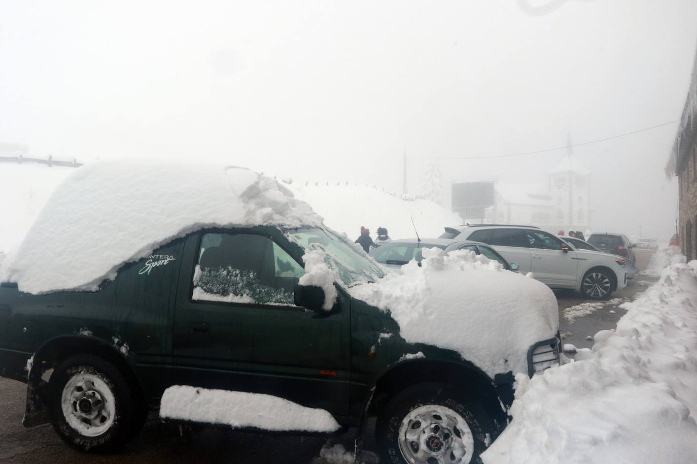 Las nevadas siguen siendo protagonistas en Pajares y en Tarna, que se ha quedado sin luz y sin señal de televisión.