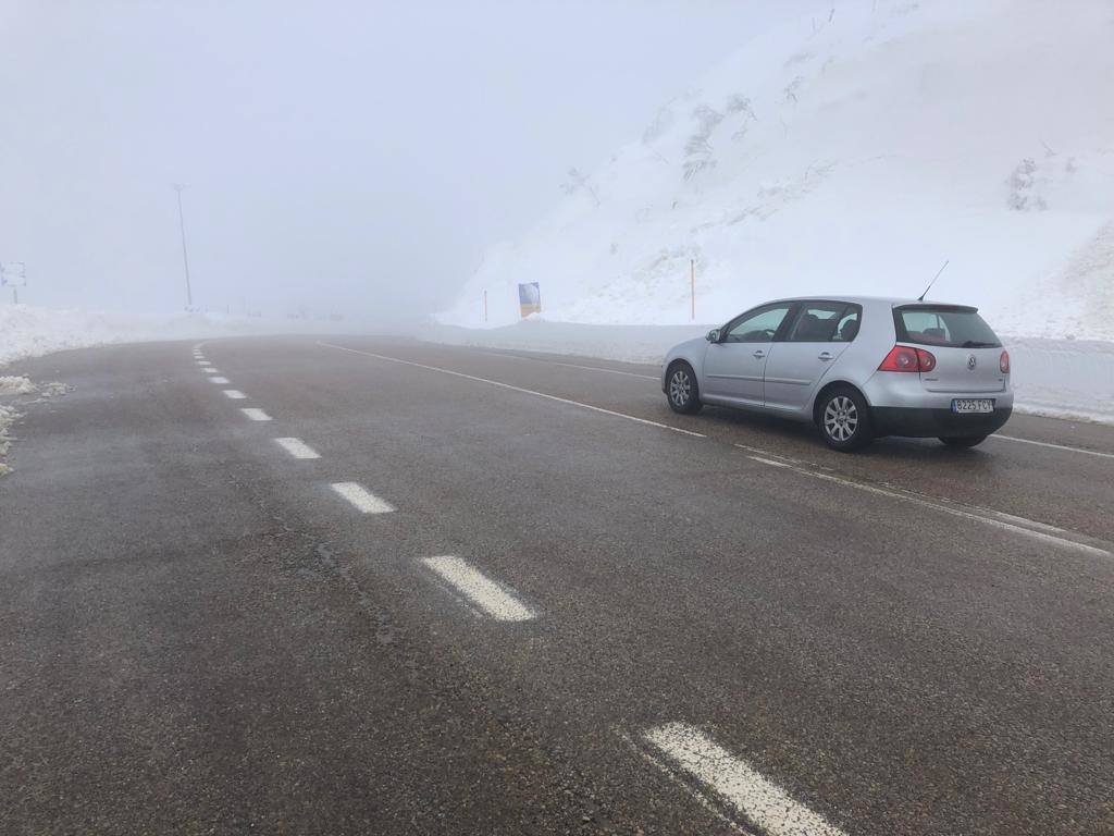 Las nevadas siguen siendo protagonistas en Pajares y en Tarna, que se ha quedado sin luz y sin señal de televisión.