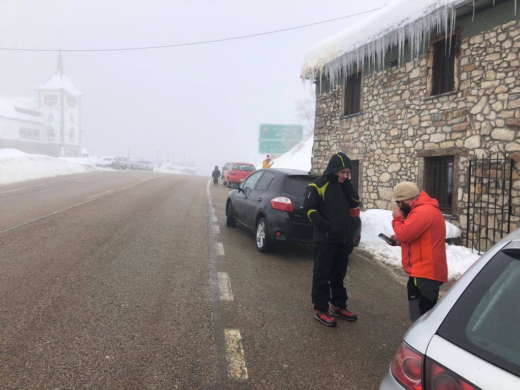 Las nevadas siguen siendo protagonistas en Pajares y en Tarna, que se ha quedado sin luz y sin señal de televisión.