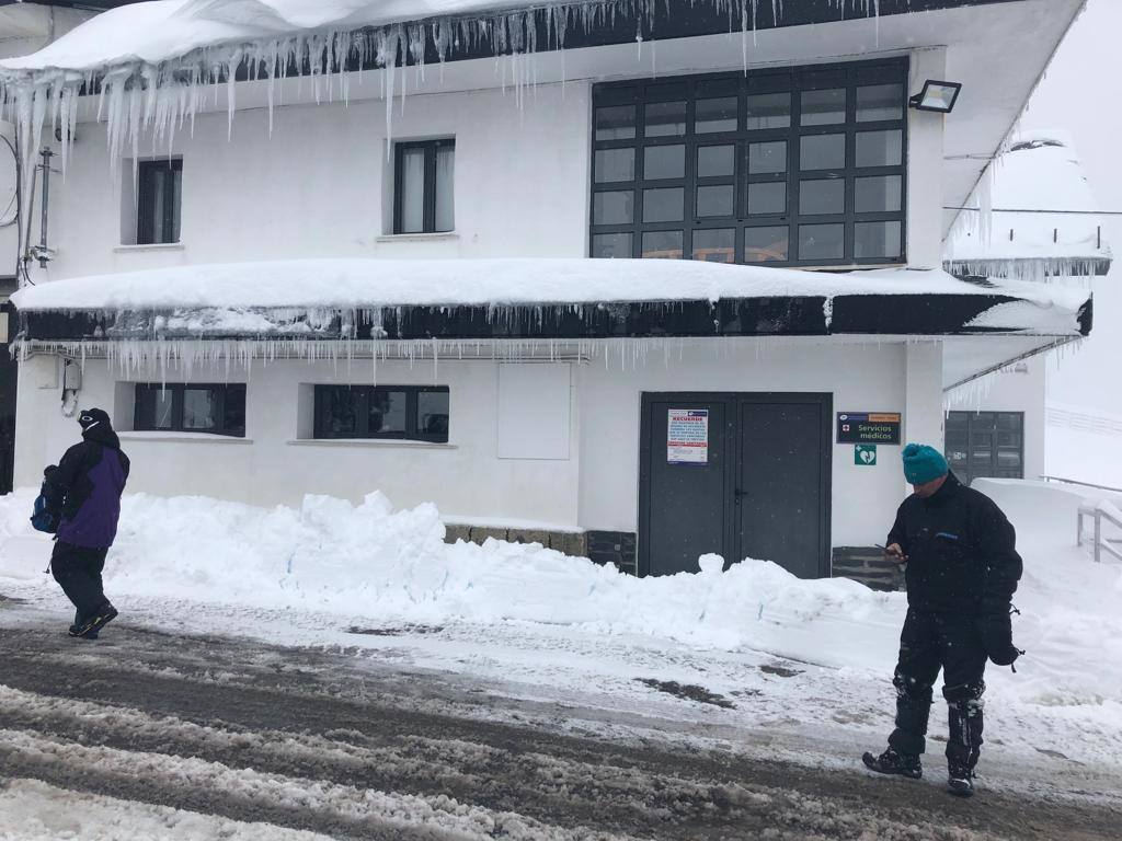 Las nevadas siguen siendo protagonistas en Pajares y en Tarna, que se ha quedado sin luz y sin señal de televisión.