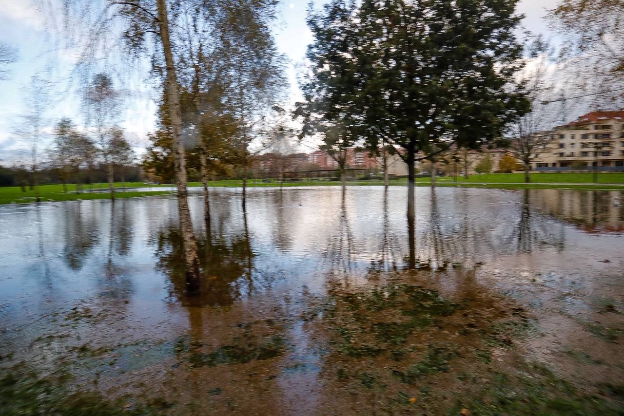 El aumento del nivel del agua presisa extremar la vigilancia en los ríos asturianos. Así amanecían este sábado el río Pinzales y el Piles, en Gijón, tras las fuertes precipitaciones.