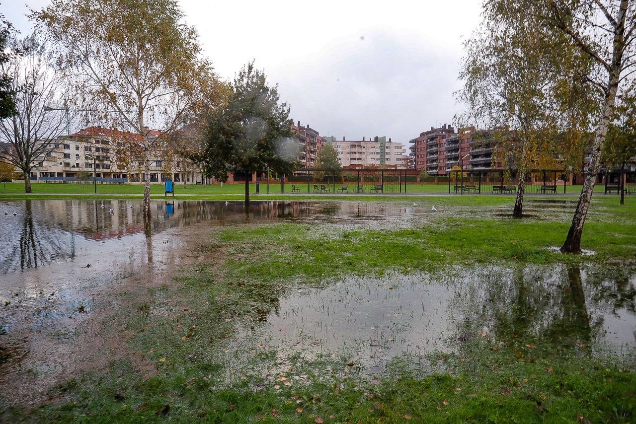 El aumento del nivel del agua presisa extremar la vigilancia en los ríos asturianos. Así amanecían este sábado el río Pinzales y el Piles, en Gijón, tras las fuertes precipitaciones.