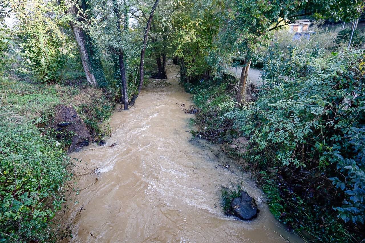 El aumento del nivel del agua presisa extremar la vigilancia en los ríos asturianos. Así amanecían este sábado el río Pinzales y el Piles, en Gijón, tras las fuertes precipitaciones.