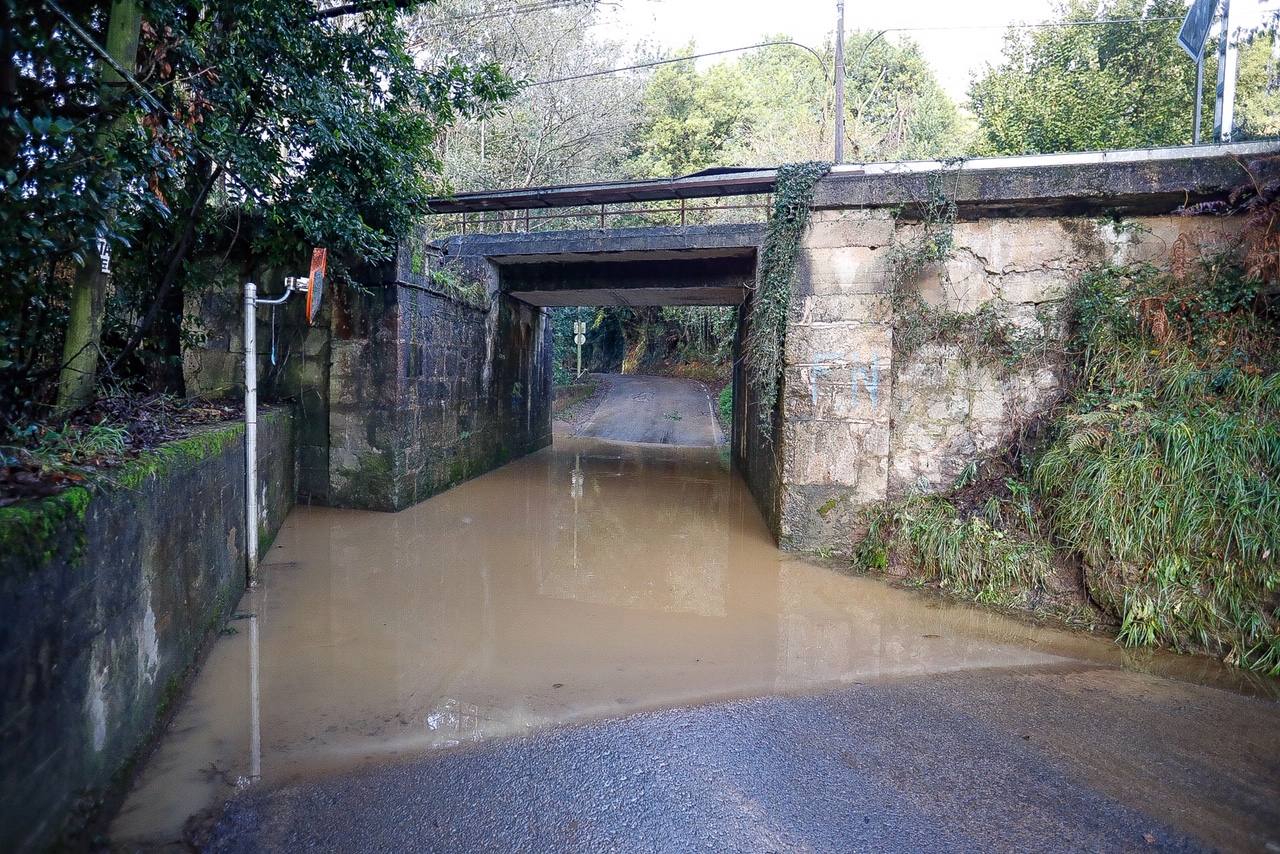 El aumento del nivel del agua presisa extremar la vigilancia en los ríos asturianos. Así amanecían este sábado el río Pinzales y el Piles, en Gijón, tras las fuertes precipitaciones.