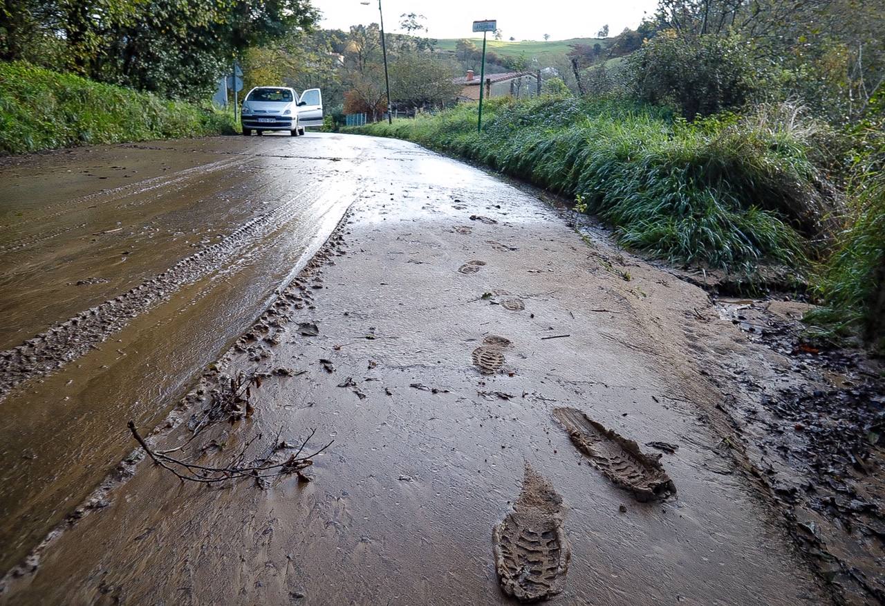 El aumento del nivel del agua presisa extremar la vigilancia en los ríos asturianos. Así amanecían este sábado el río Pinzales y el Piles, en Gijón, tras las fuertes precipitaciones.