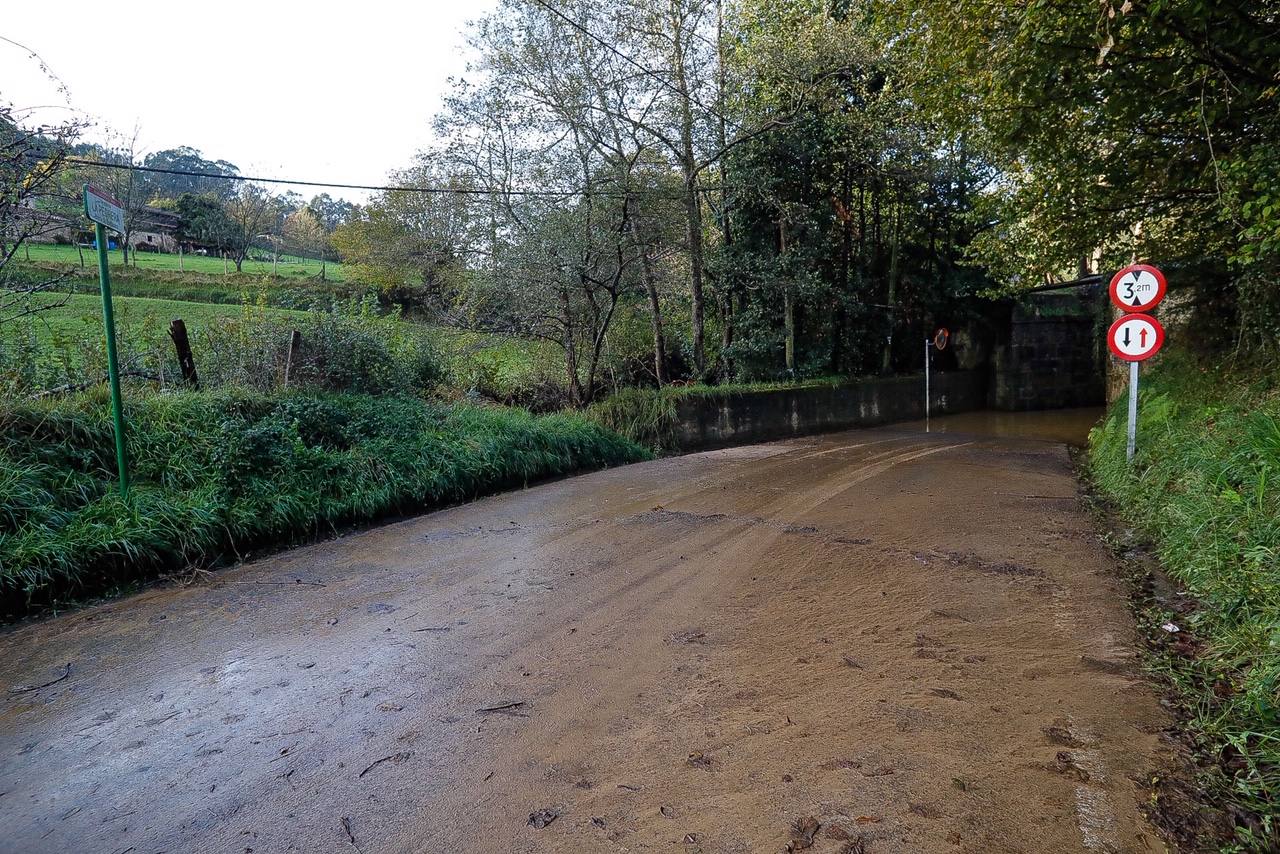 El aumento del nivel del agua presisa extremar la vigilancia en los ríos asturianos. Así amanecían este sábado el río Pinzales y el Piles, en Gijón, tras las fuertes precipitaciones.