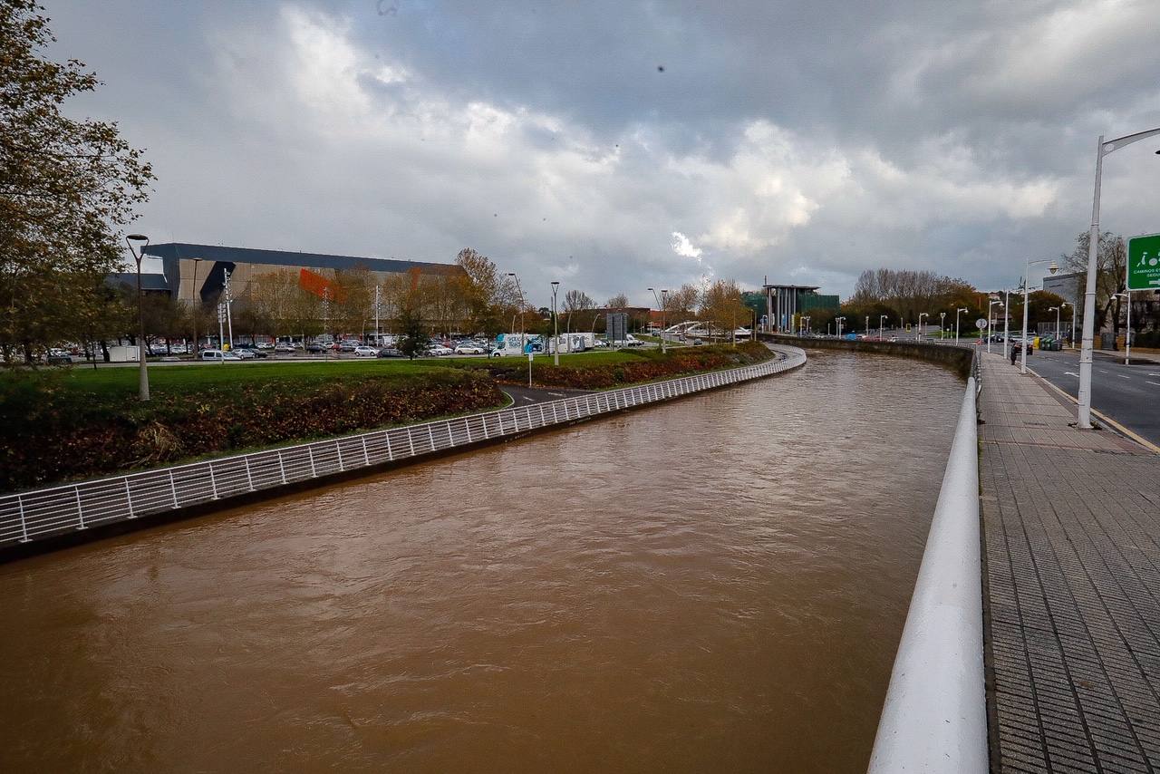 El aumento del nivel del agua presisa extremar la vigilancia en los ríos asturianos. Así amanecían este sábado el río Pinzales y el Piles, en Gijón, tras las fuertes precipitaciones.