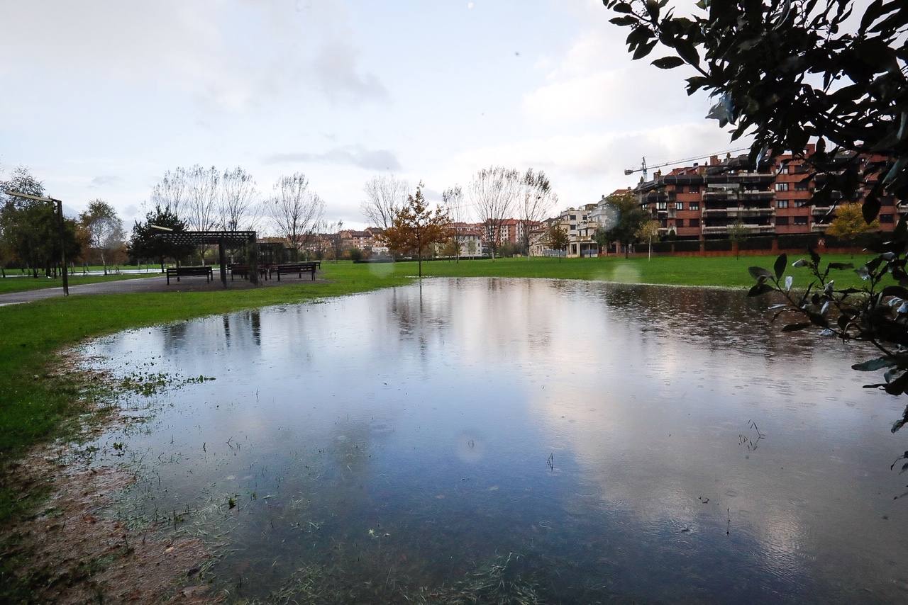 El aumento del nivel del agua presisa extremar la vigilancia en los ríos asturianos. Así amanecían este sábado el río Pinzales y el Piles, en Gijón, tras las fuertes precipitaciones.