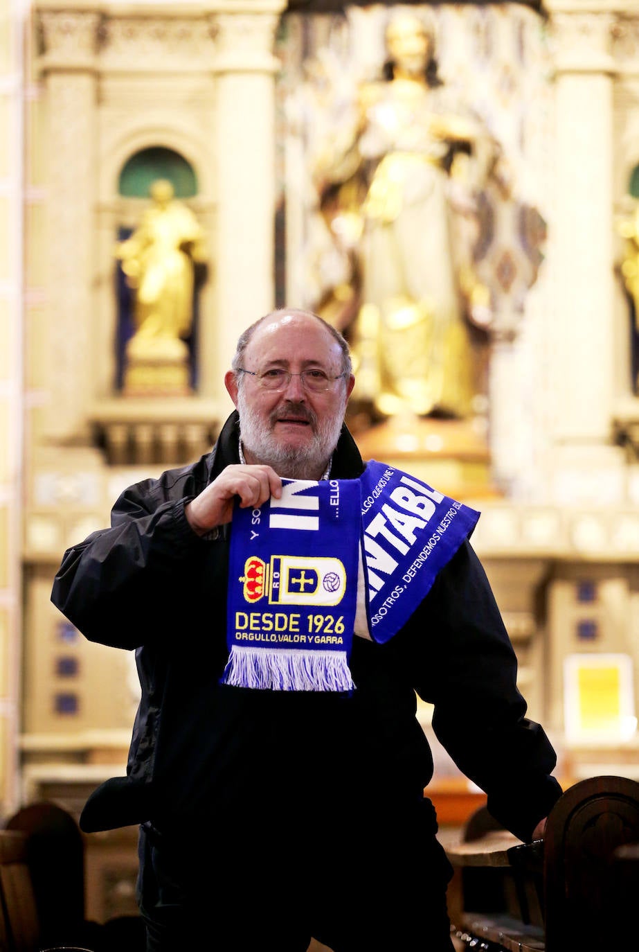 Javier Suárez, párroco de San Juan: «Como fan incondicional del Real Oviedo digo que vamos a ganar al Sporting»