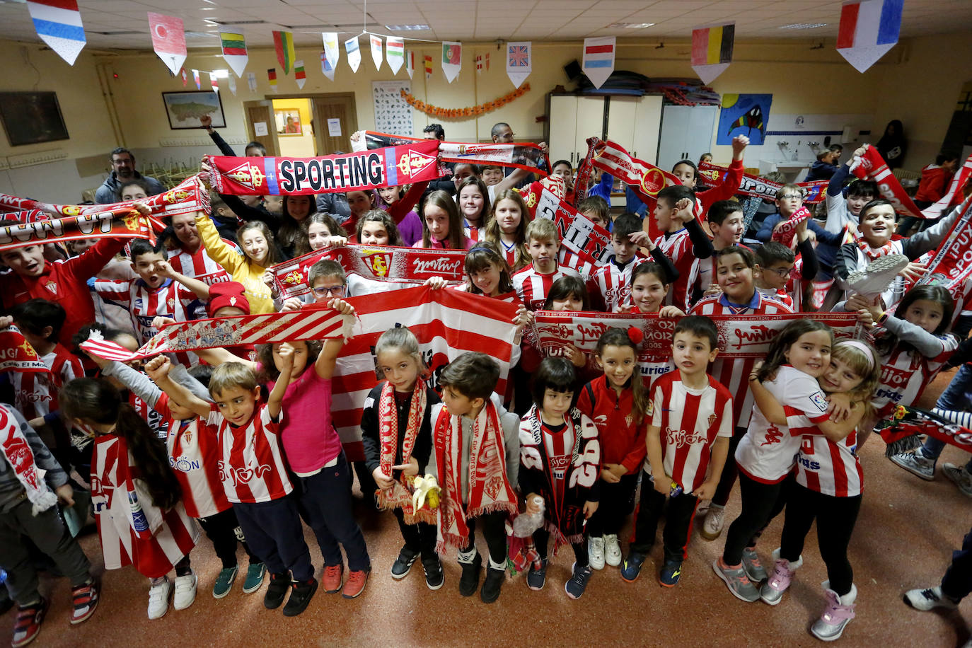 Ángeles García, Colegio Miguel de Cervantes: «Que oigan nuestras voces desde el campo. ¡Los niños y las niñas del Miguel de Cervantes con el Sporting!»