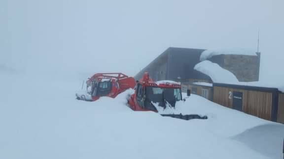 El último temporal ha dejado un espeso manto de nieve en Fuentes de Invierno. 