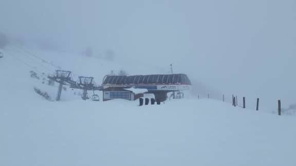 El último temporal ha dejado un espeso manto de nieve en Fuentes de Invierno. 