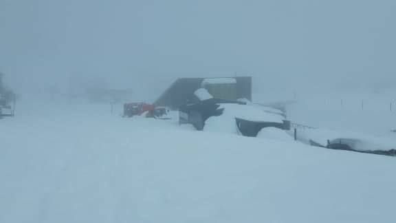El último temporal ha dejado un espeso manto de nieve en Fuentes de Invierno. 