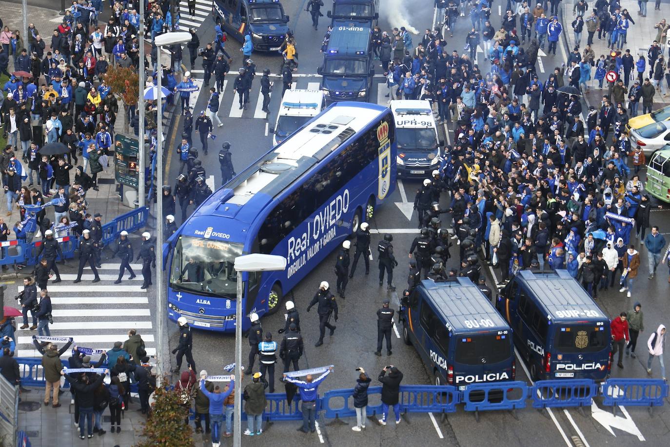 Los aficionados del Real Oviedo han escoltado a los jugadores desde la salida del hotel hasta la llegada al Carlos Tartiere. 