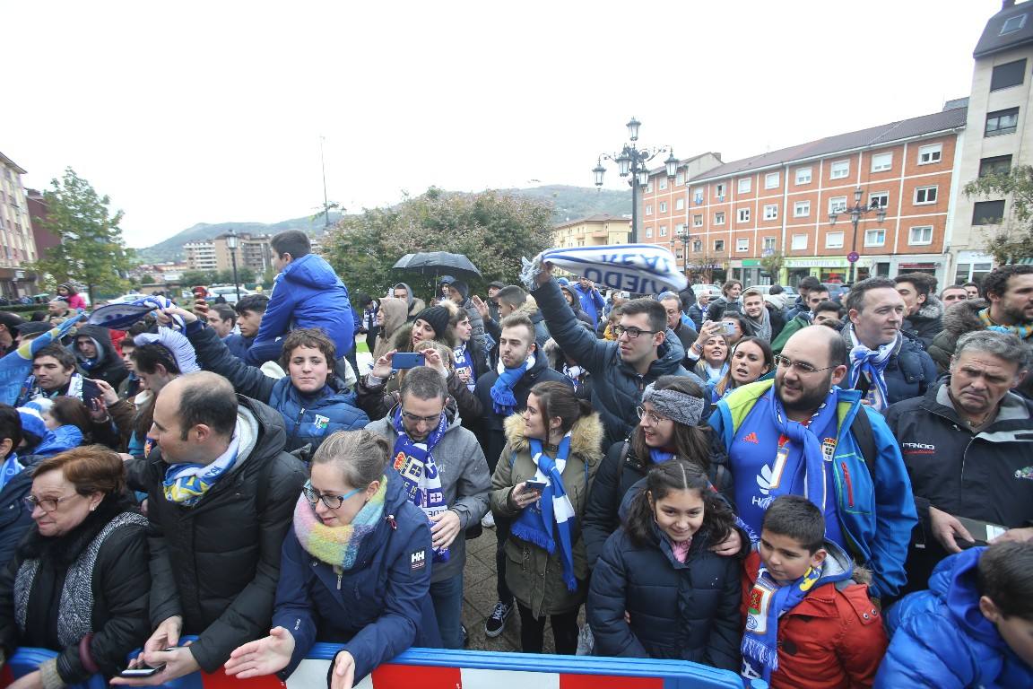 Los aficionados del Real Oviedo han escoltado a los jugadores desde la salida del hotel hasta la llegada al Carlos Tartiere. 