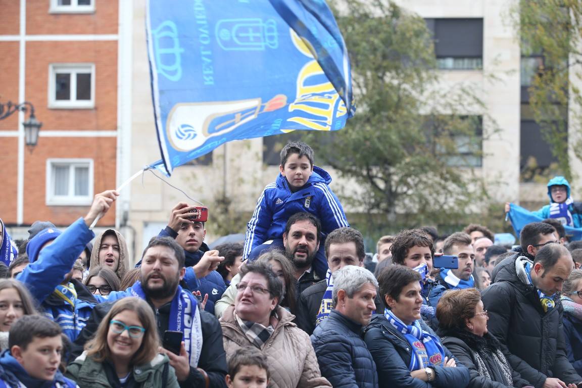 Los aficionados del Real Oviedo han escoltado a los jugadores desde la salida del hotel hasta la llegada al Carlos Tartiere. 