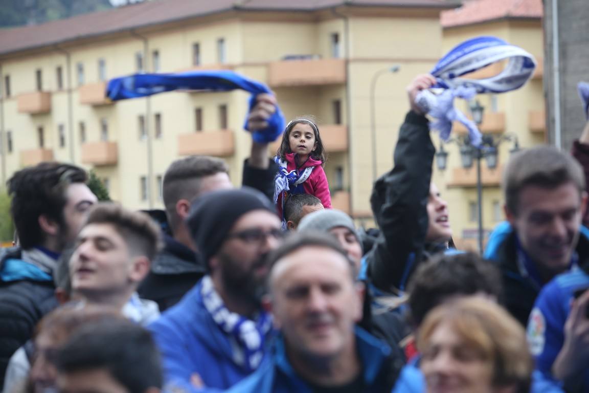 Los aficionados del Real Oviedo han escoltado a los jugadores desde la salida del hotel hasta la llegada al Carlos Tartiere. 