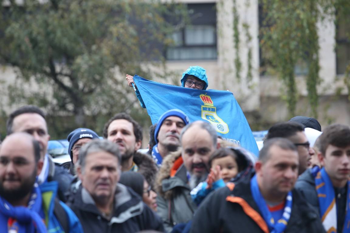 Los aficionados del Real Oviedo han escoltado a los jugadores desde la salida del hotel hasta la llegada al Carlos Tartiere. 