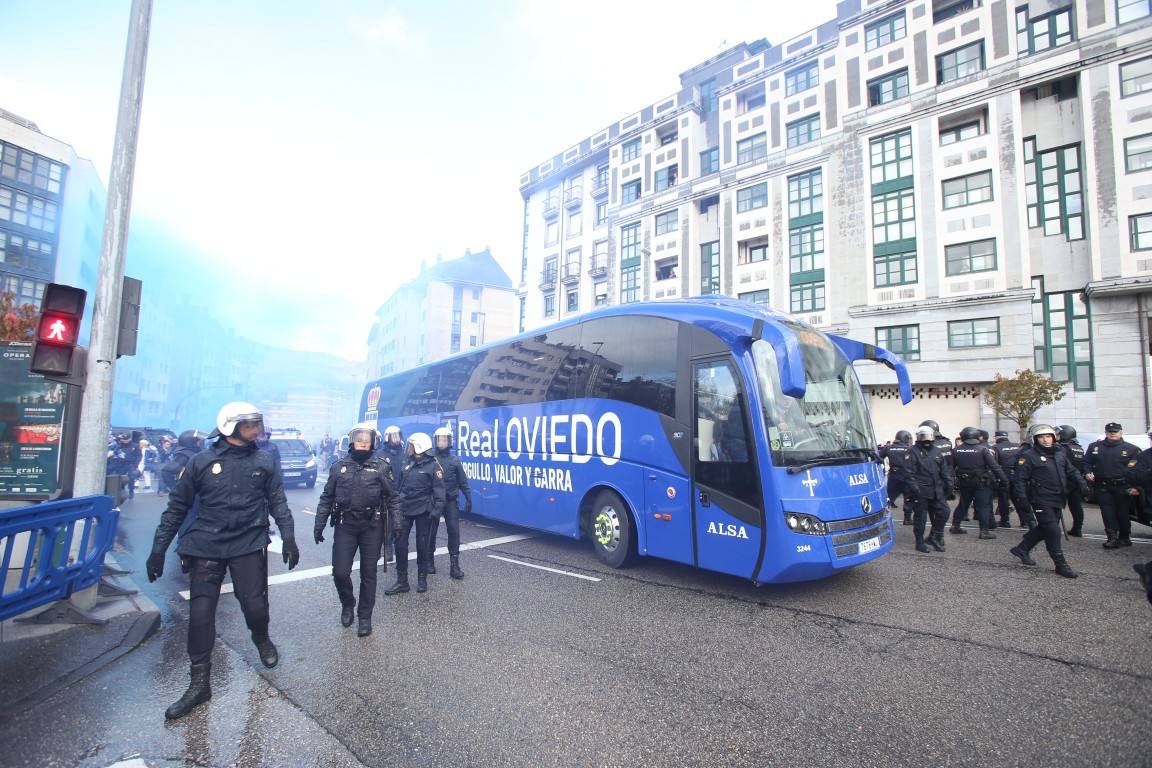 Los aficionados del Real Oviedo han escoltado a los jugadores desde la salida del hotel hasta la llegada al Carlos Tartiere. 