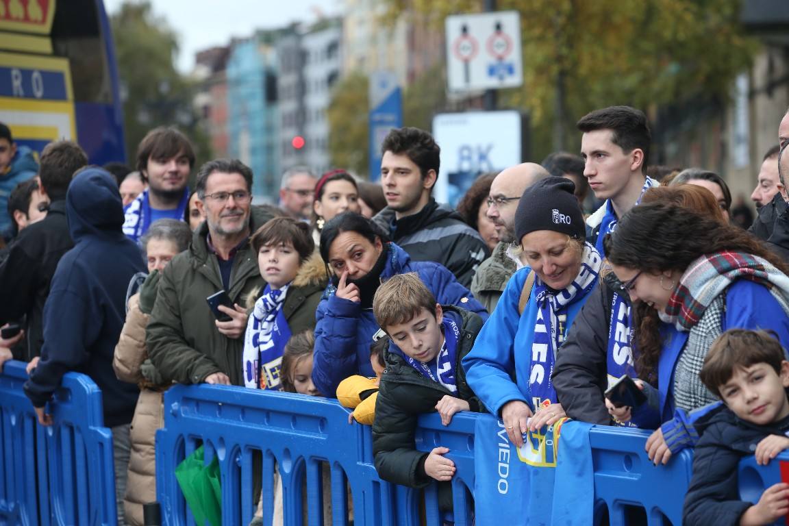 Los aficionados del Real Oviedo han escoltado a los jugadores desde la salida del hotel hasta la llegada al Carlos Tartiere. 