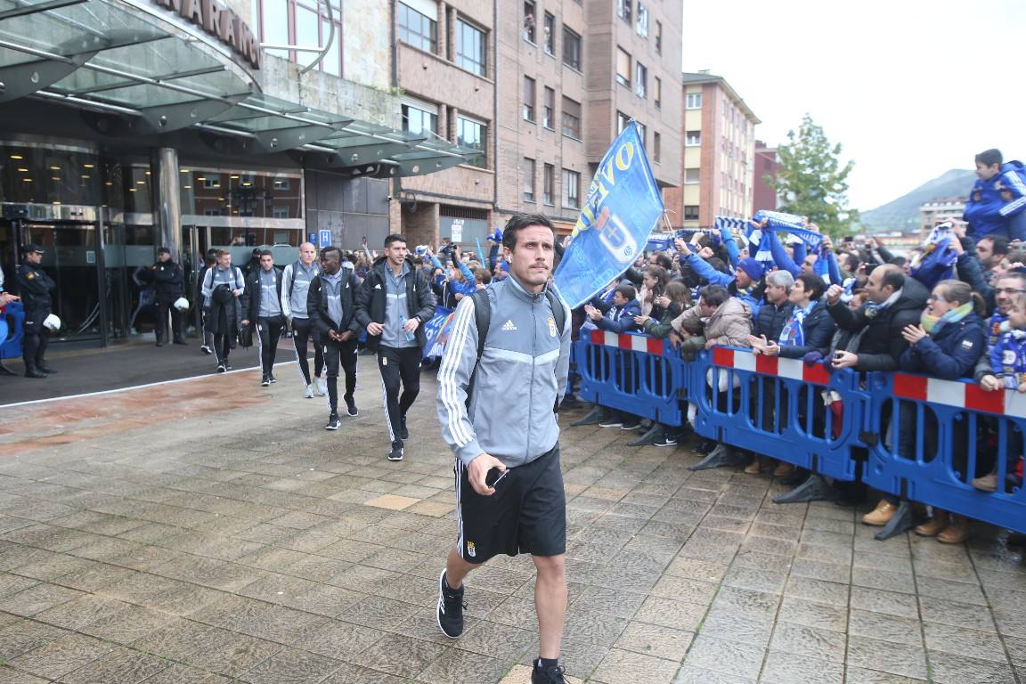 Los aficionados del Real Oviedo han escoltado a los jugadores desde la salida del hotel hasta la llegada al Carlos Tartiere. 