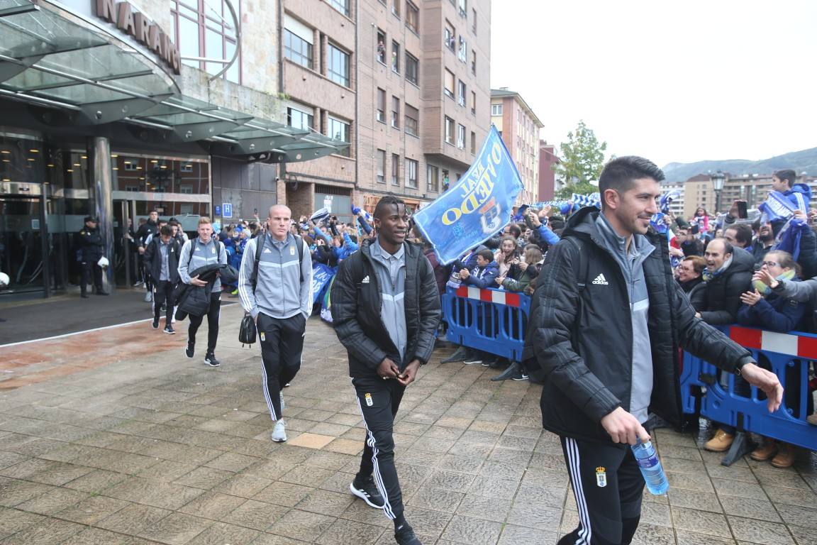 Los aficionados del Real Oviedo han escoltado a los jugadores desde la salida del hotel hasta la llegada al Carlos Tartiere. 