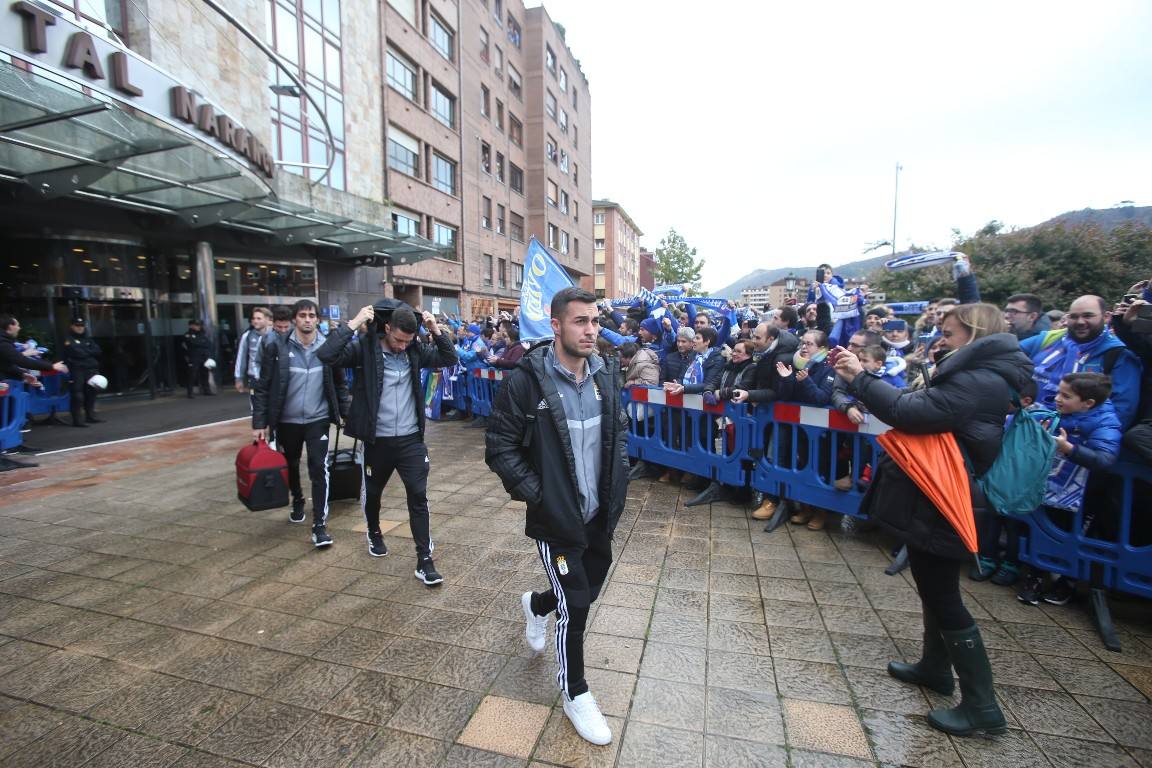 Los aficionados del Real Oviedo han escoltado a los jugadores desde la salida del hotel hasta la llegada al Carlos Tartiere. 