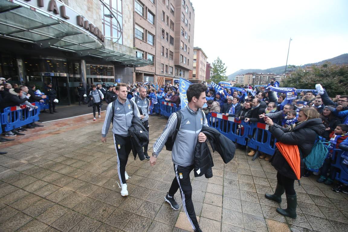 Los aficionados del Real Oviedo han escoltado a los jugadores desde la salida del hotel hasta la llegada al Carlos Tartiere. 